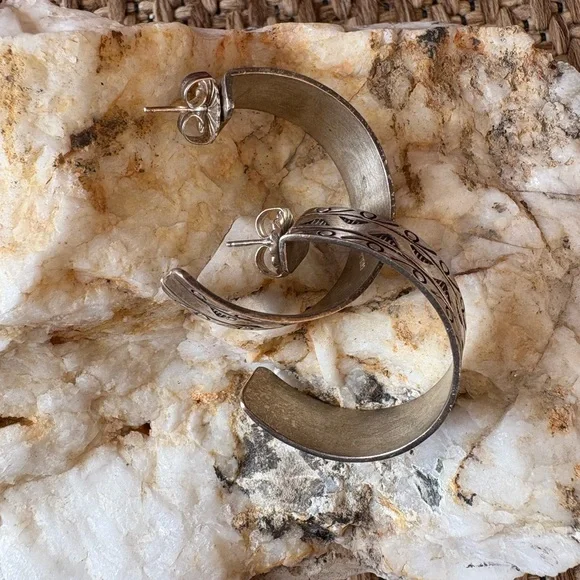 Sterling Silver earrings with southwestern design - Picture 2 of 12